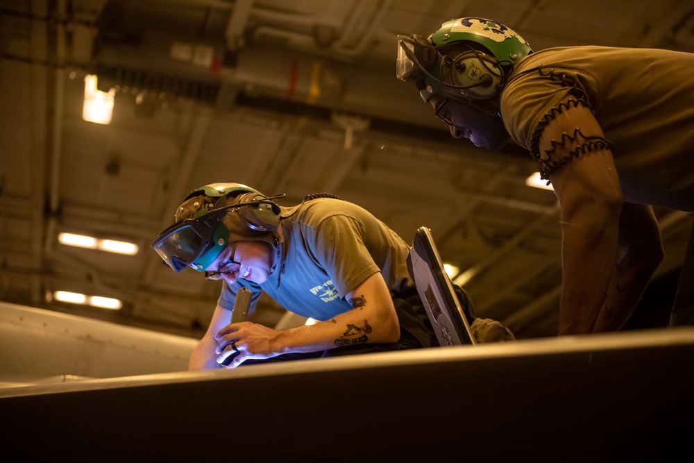 USS Carl Vinson (CVN 70) Conducts Night-Time Operations in 7th Fleet