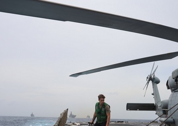 USS Michael Murphy stocks up in the South China Sea