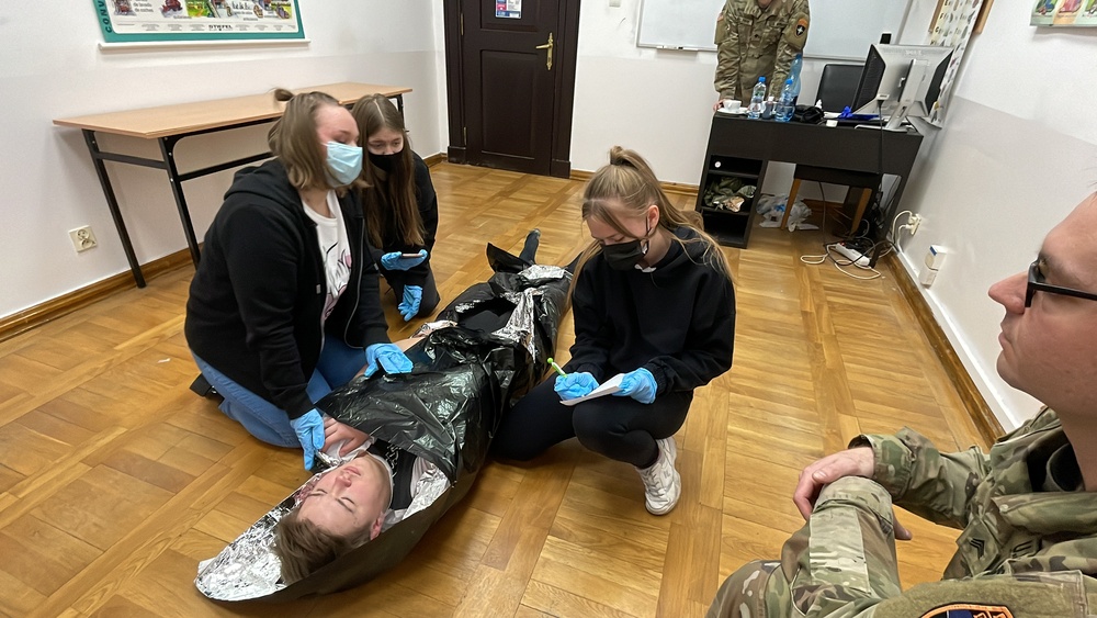 U.S. Soldiers train with Polish students on basic combat lifesaver skills