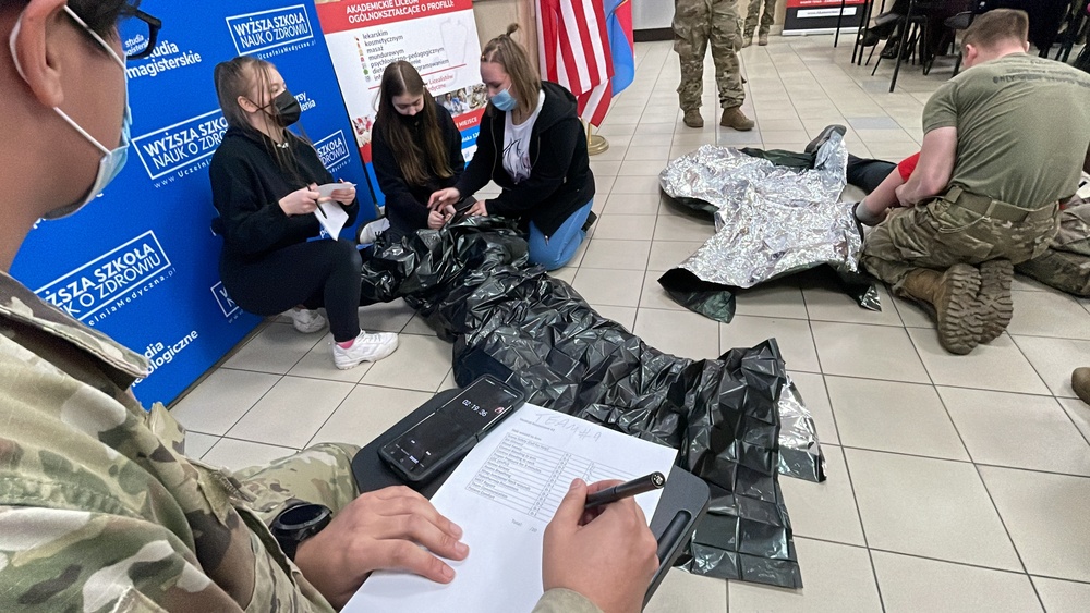 U.S. Soldiers train with Polish students on basic combat lifesaver skills