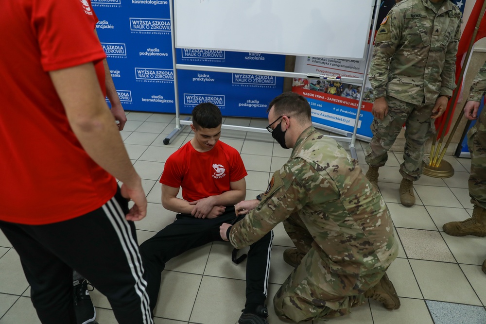 U.S. Soldiers train with Polish students on basic combat lifesaver skills