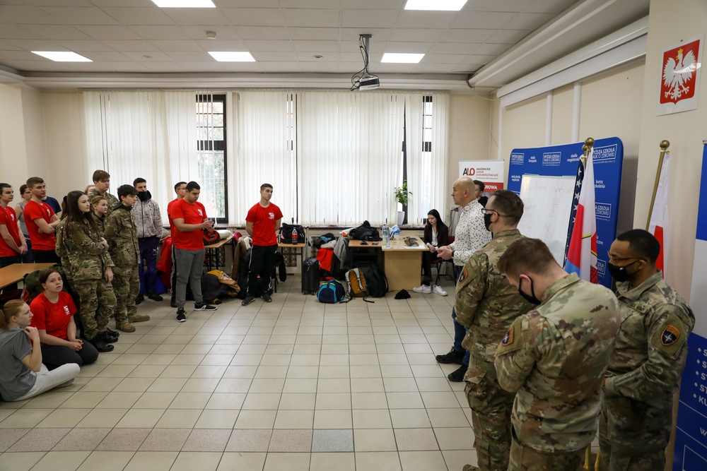U.S. Soldiers train with Polish students on basic combat lifesaver skills