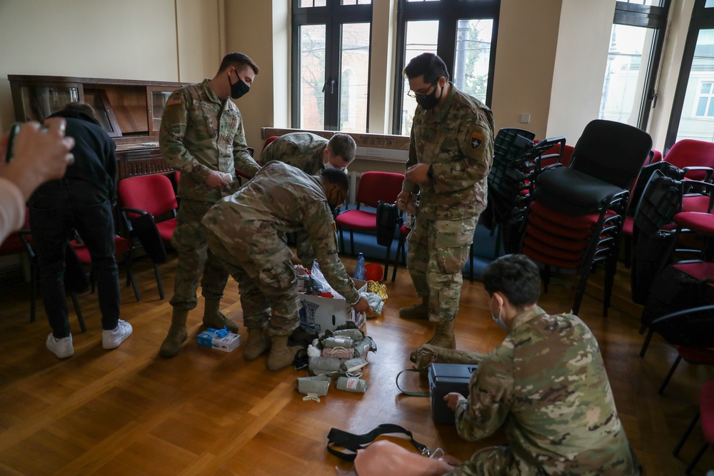 U.S. Soldiers train with Polish students on basic combat lifesaver skills