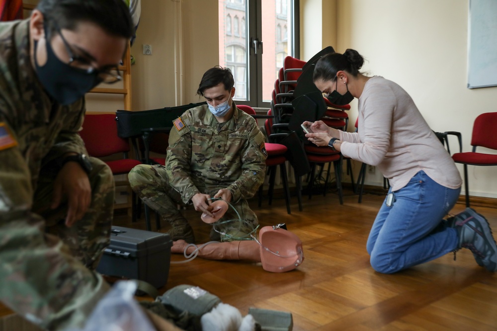 U.S. Soldiers train with Polish students on basic combat lifesaver skills