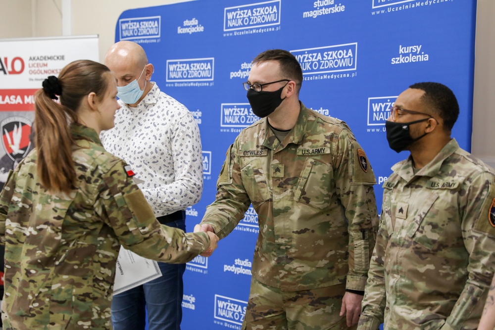 U.S. Soldiers train with Polish students on basic combat lifesaver skills