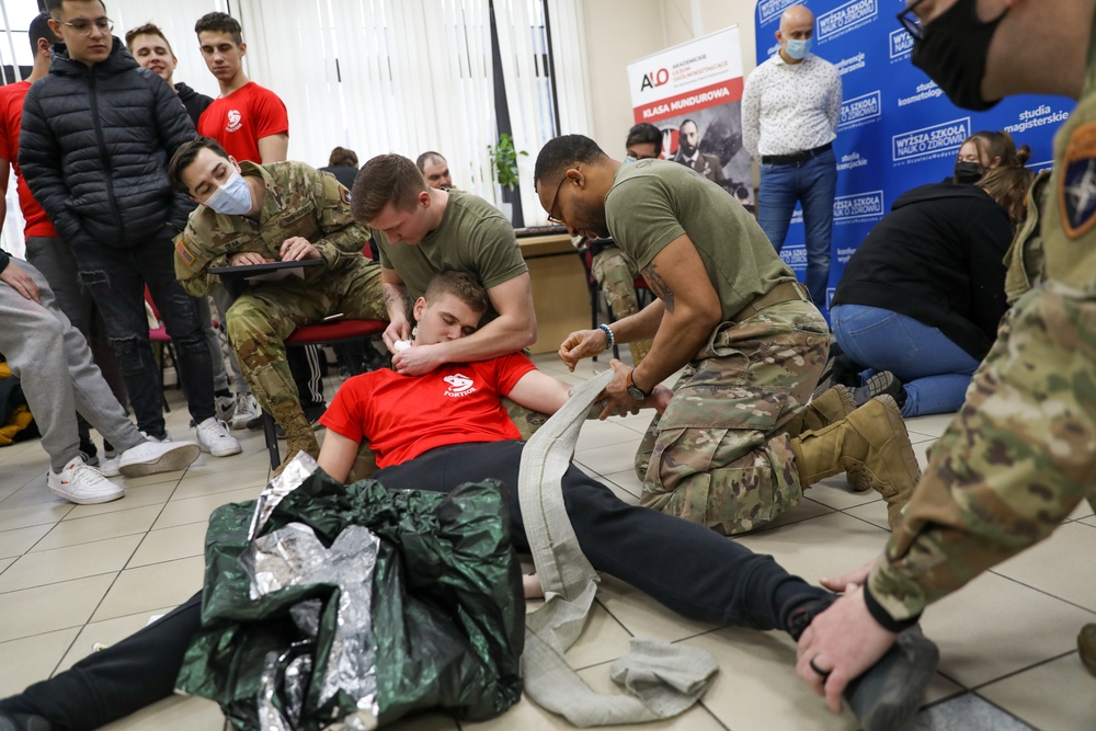 U.S. Soldiers train with Polish students on basic combat lifesaver skills