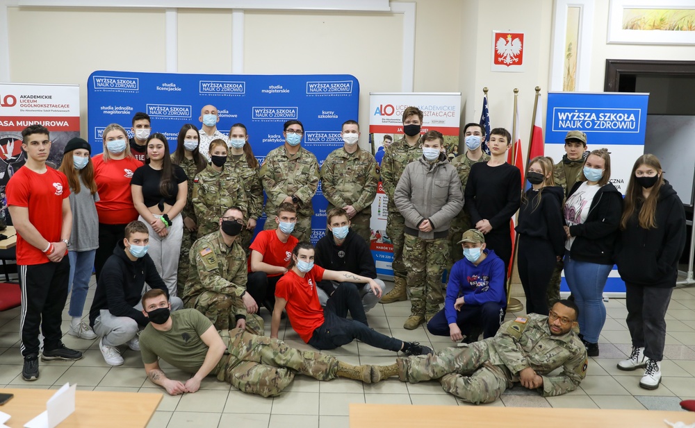 U.S. Soldiers train with Polish students on basic combat lifesaver skills