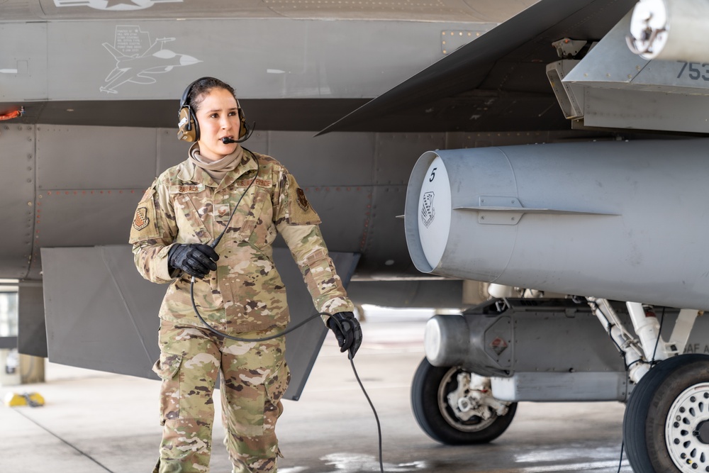 Final inspection of F-16