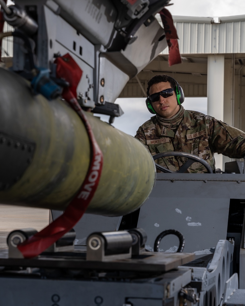 Weapon Loader armament on F-16