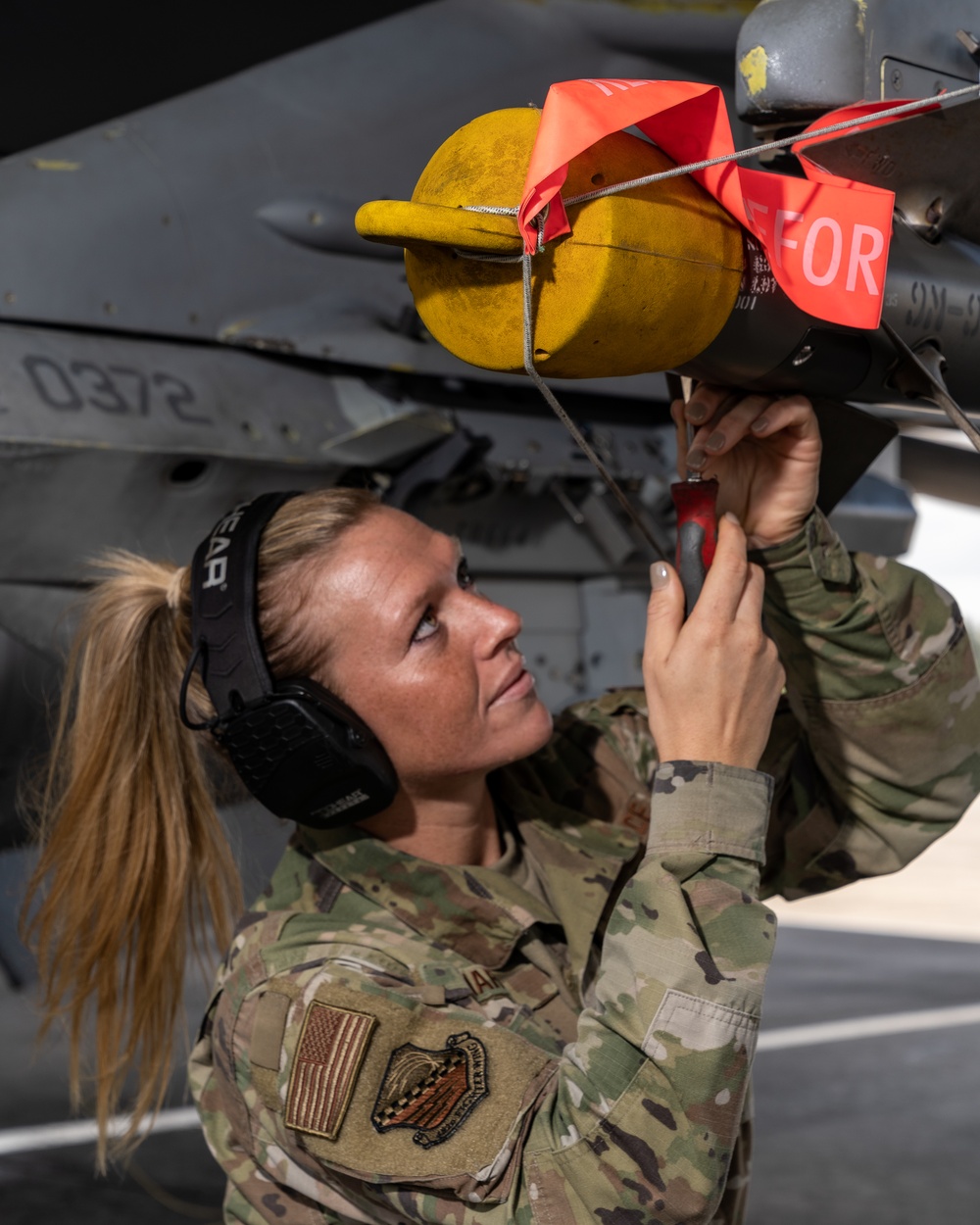 Servicing missile on F-16