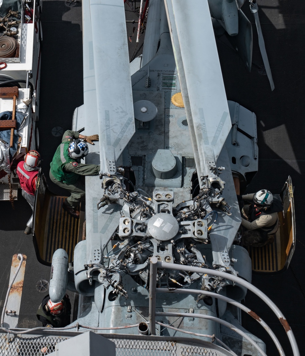 USS Carl Vinson (CVN 70) Conducts Flight Operations in Philippine Sea