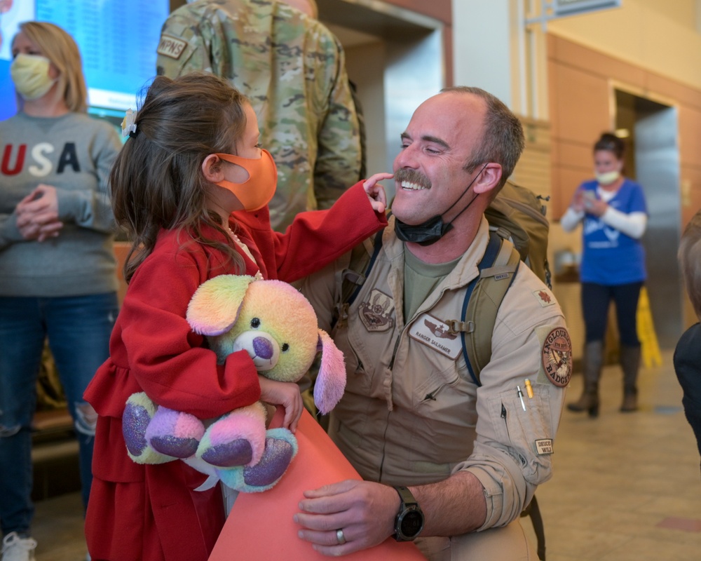 Wisconsin Airmen return home from final F-16 combat mission