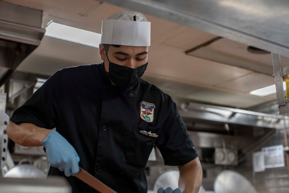 USS Essex (LHD 2) prepares dinner for the crew