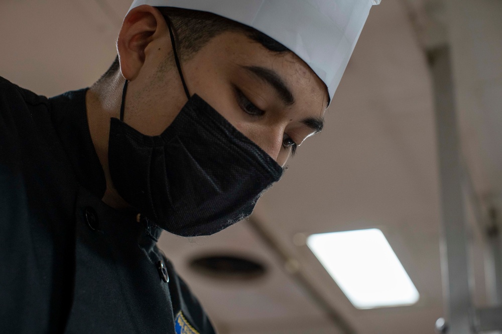 USS Essex (LHD 2) prepares dinner for the crew