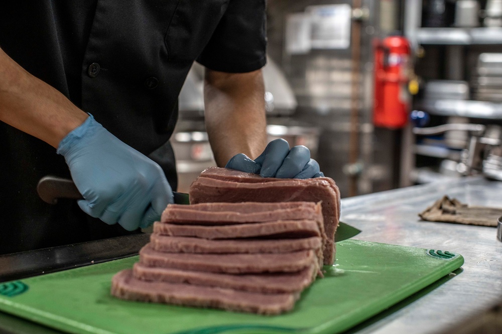 USS Essex (LHD 2) prepares dinner for the crew