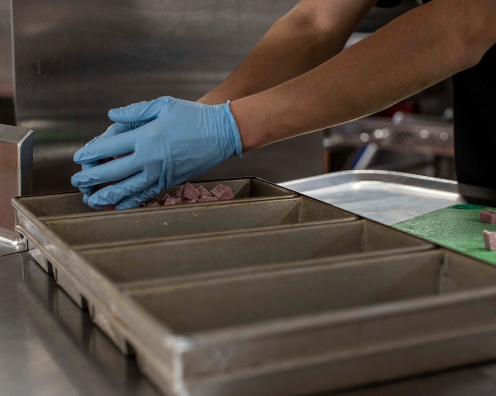 USS Essex (LHD 2) prepares dinner for the crew