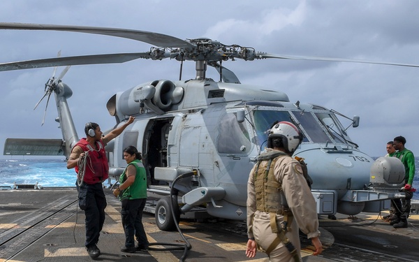 USS Chafee (DDG 90) Conducts Flight Operations In South China Sea