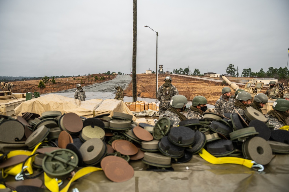 1-81 ABRAMS MAIN BATTLE TANK LIVE FIRE