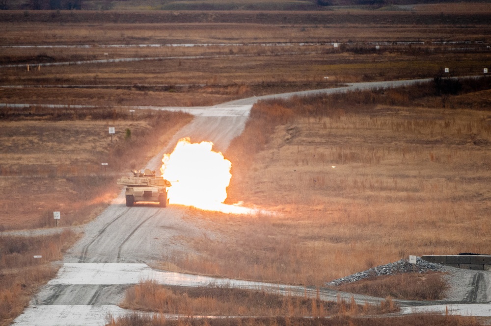 1-81 ABRAMS MAIN BATTLE TANK LIVE FIRE