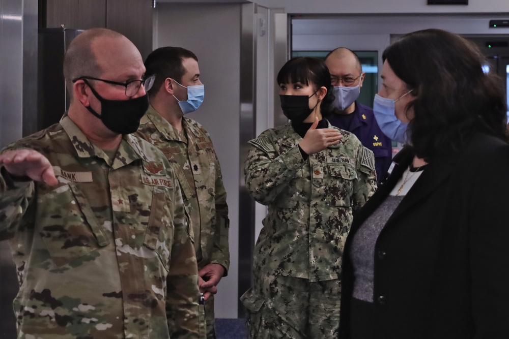 New York Dual Status Commander visits Erie County Medical Center in Buffalo, New York