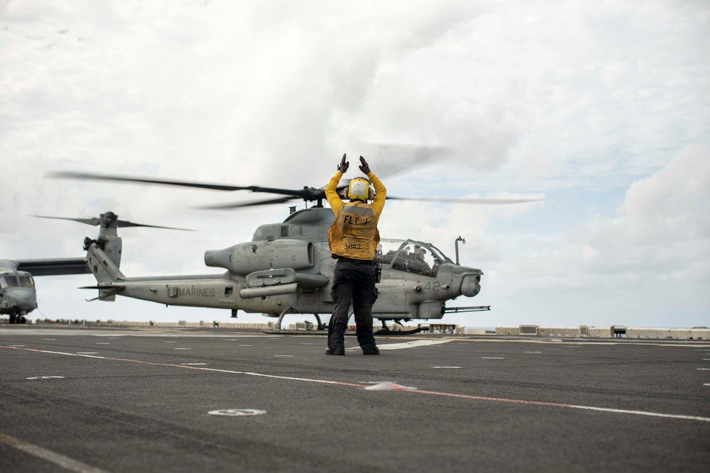 11th MEU conducts routine flight operations aboard USS Essex (LHD 2)