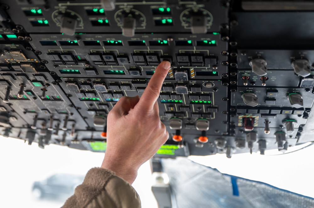 Reservists perform maintenance on C-17 Globemaster III