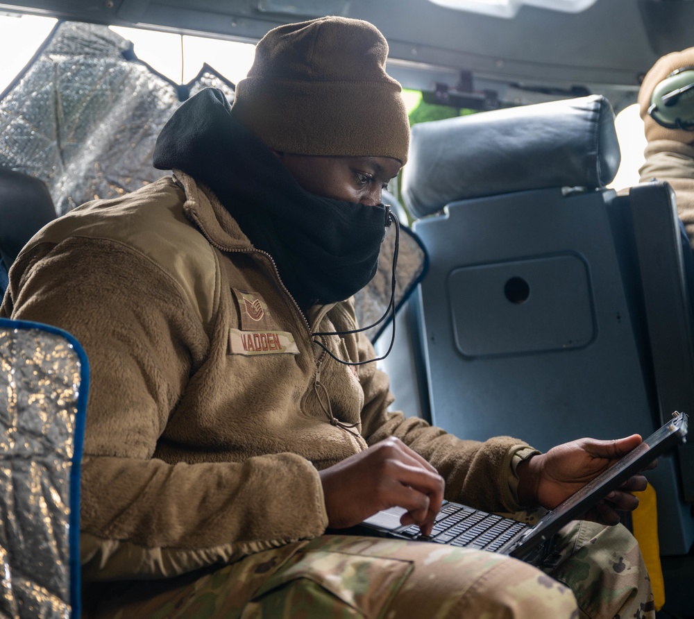 Reservists perform maintenance on C-17 Globemaster III