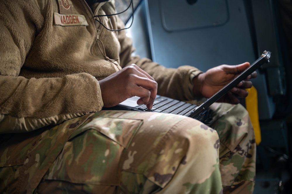 Reservists perform maintenance on C-17 Globemaster III