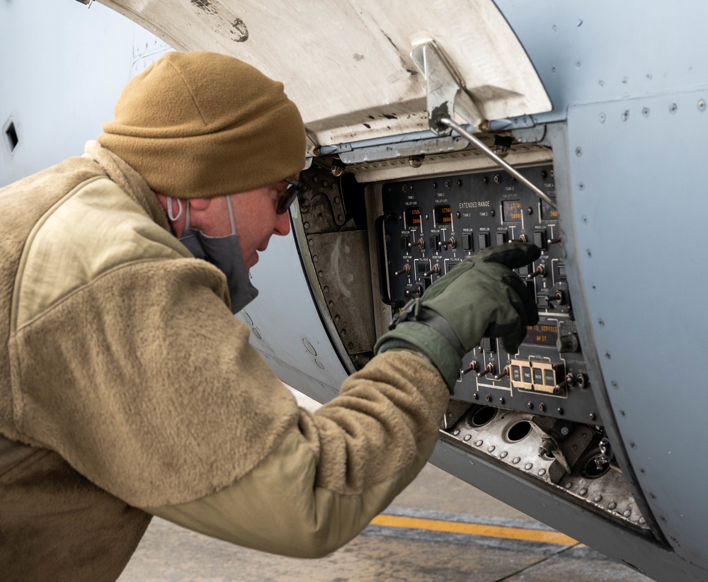 Reservists perform maintenance on C-17 Globemaster III