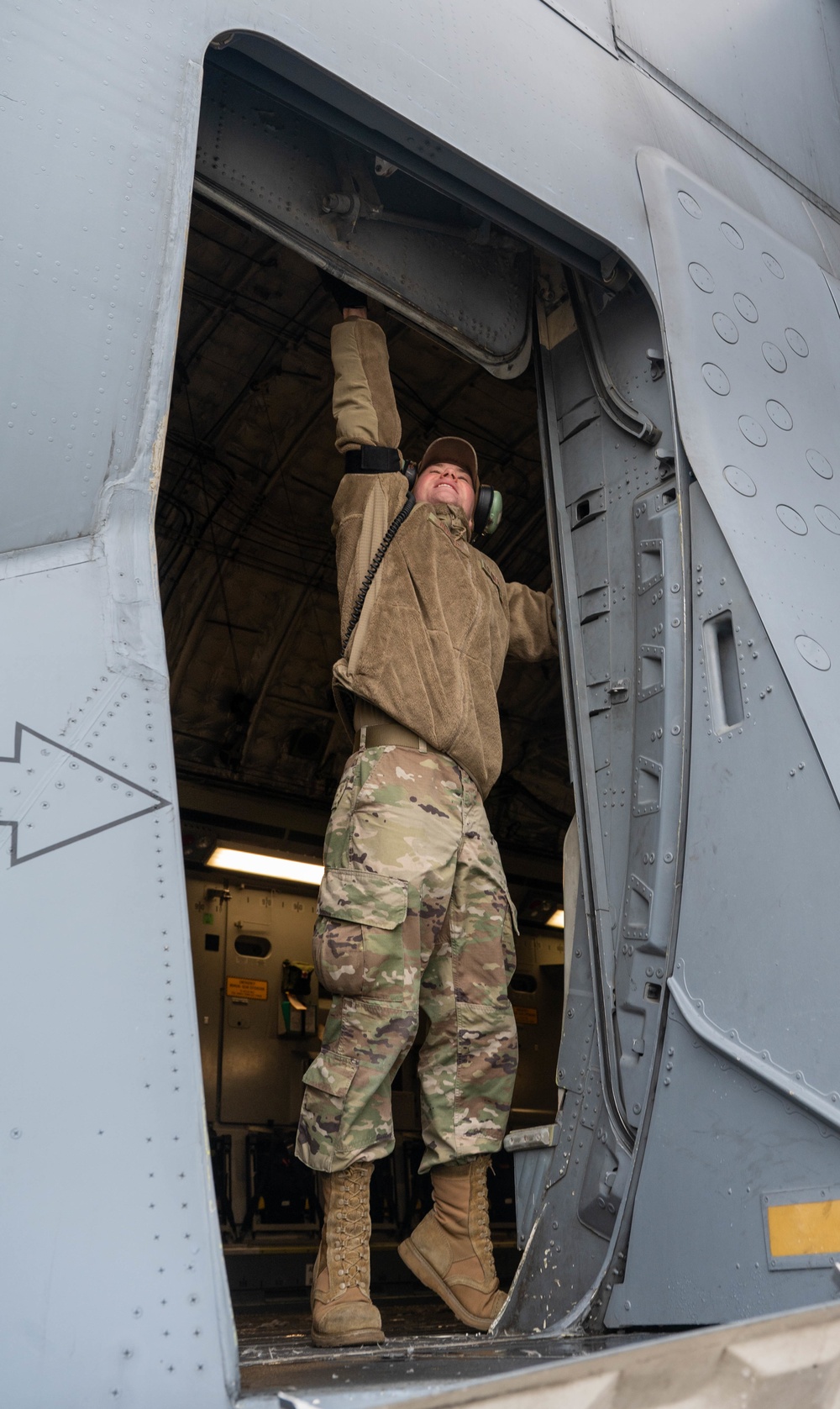 Reservists perform maintenance on C-17 Globemaster III