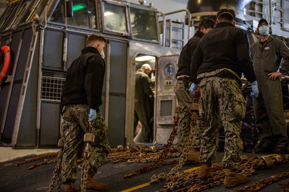 Sailors Prepare to Secure Landing Craft, Air Cushion