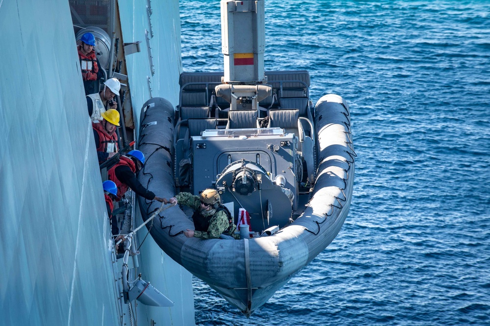 USS Arlington Conducts Small Boat Operations