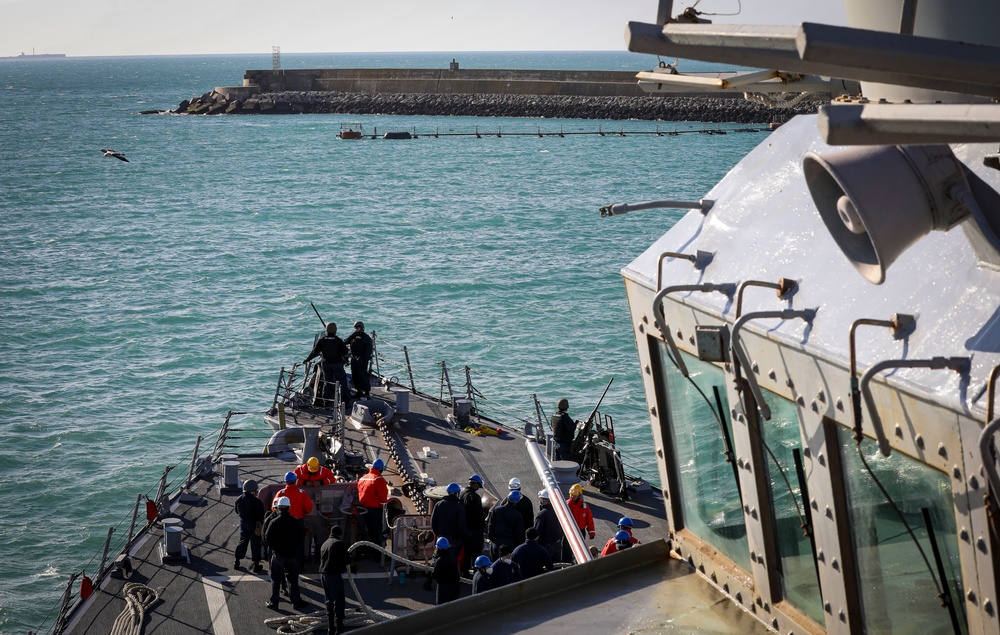 USS Porter (DDG 78) gets underway