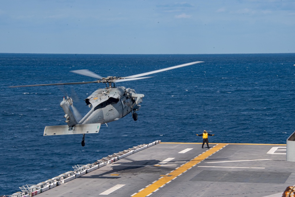 USS America (LHA 6) Conduct Flight Operations with the Japanese Maritime Self-Defense Force JS Hyuga (DDH 181)
