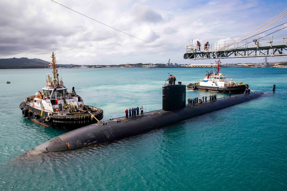 USS Ashville prepares to moor to USS Emory S. Land