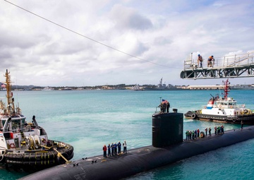 USS Ashville prepares to moor to USS Emory S. Land