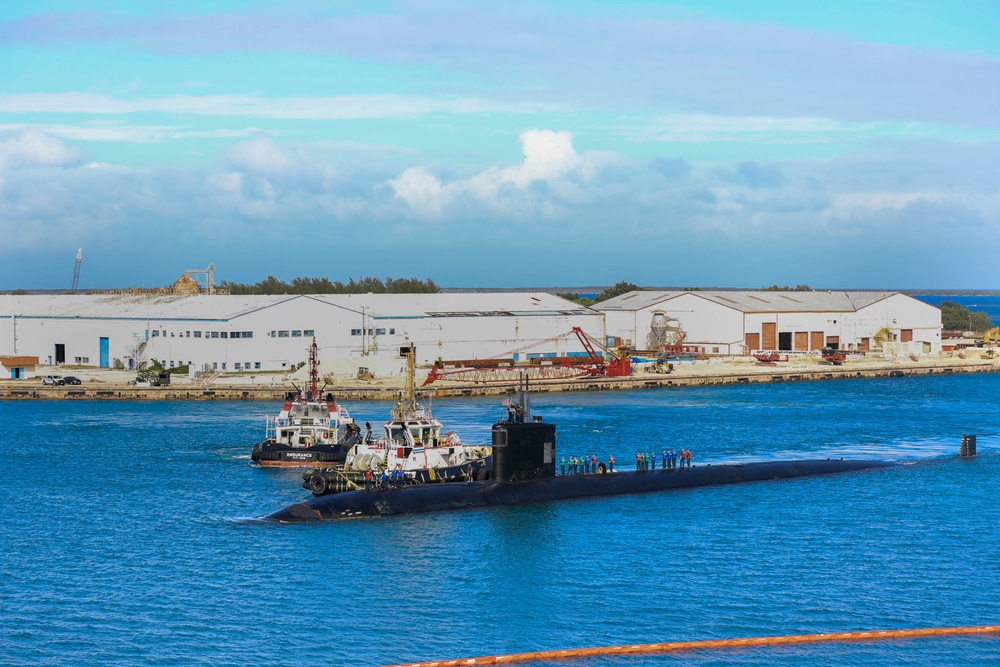 USS Ashville prepares to moor to USS Emory S. Land