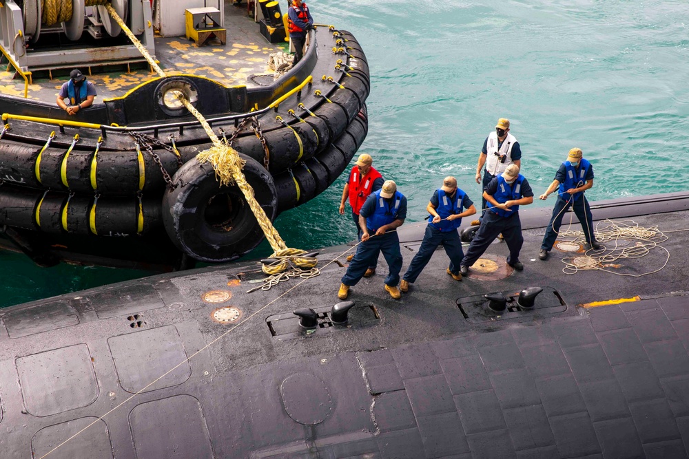 USS Ashville prepares to moor to USS Emory S. Land