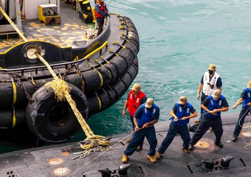 USS Ashville prepares to moor to USS Emory S. Land