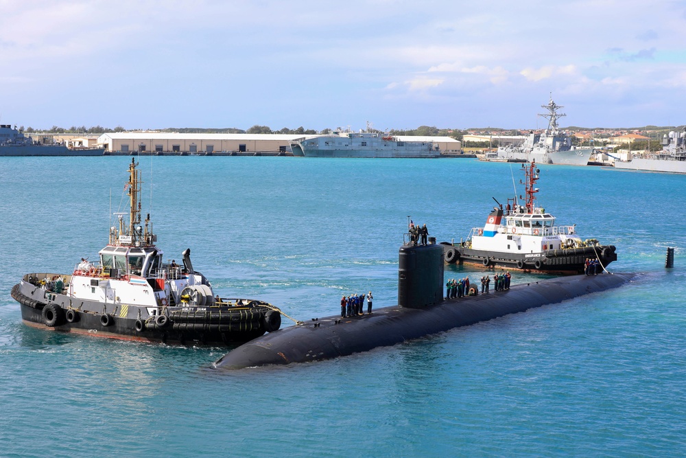 USS Ashville prepares to moor to USS Emory S. Land