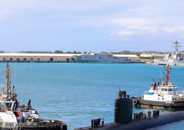 USS Ashville prepares to moor to USS Emory S. Land