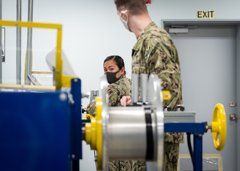 Sailors at AIMD Atsugi Perform Cable Inspection