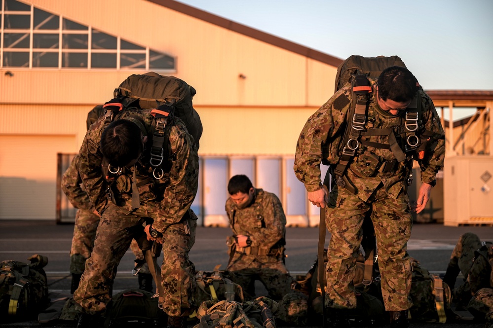 U.S, Japan perform large-scale airborne exercise