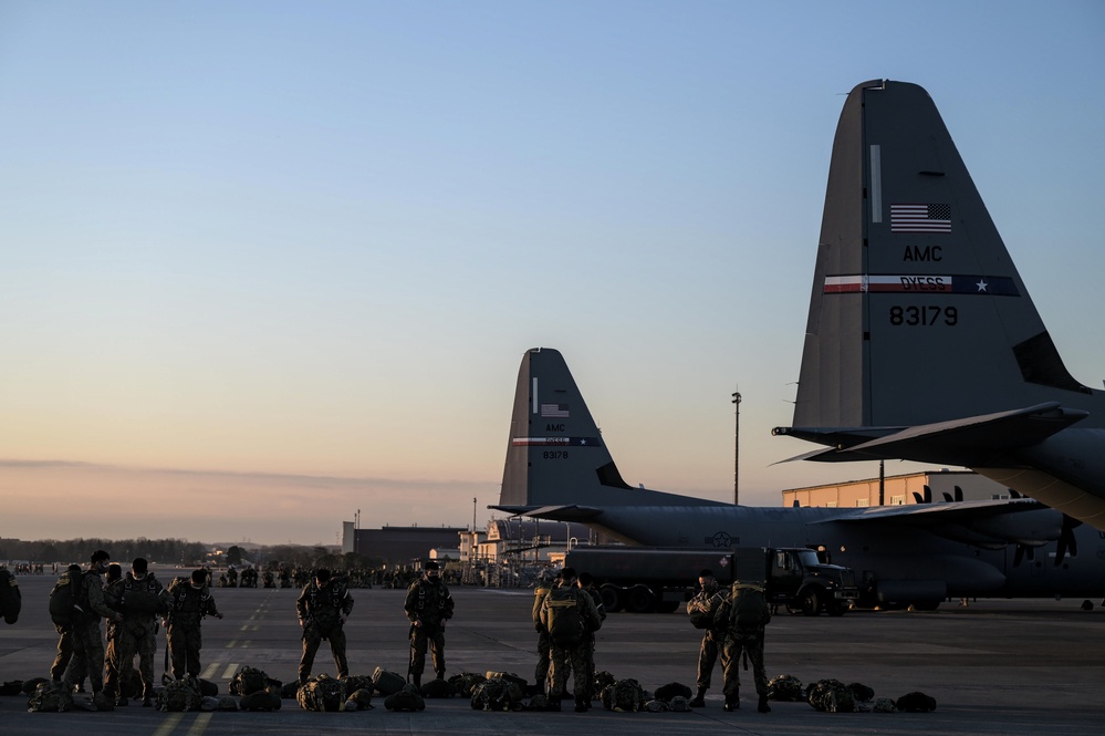 U.S, Japan perform large-scale airborne exercise