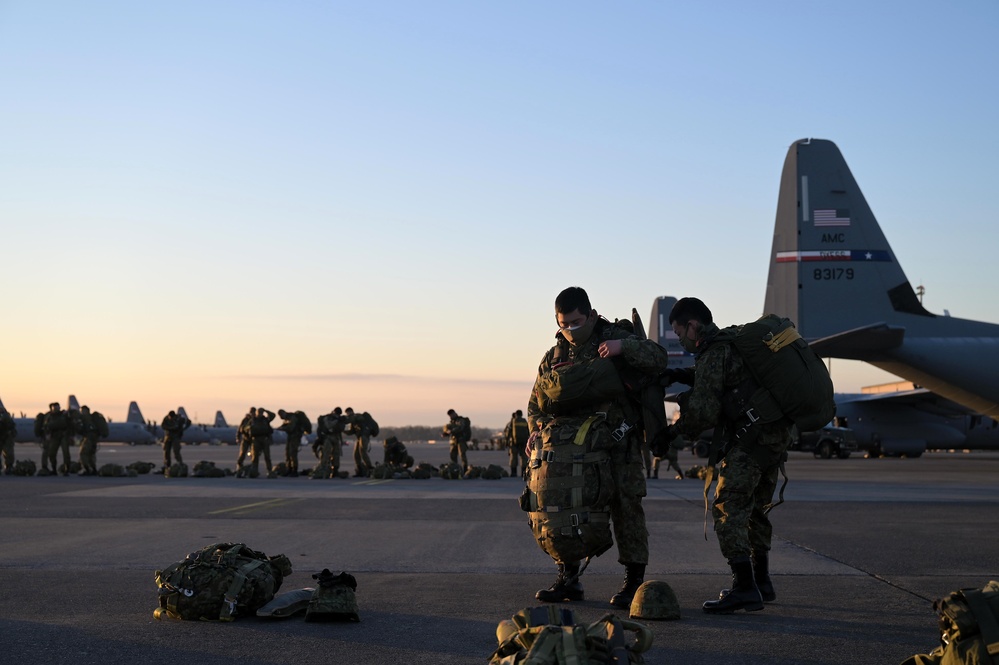 U.S, Japan perform large-scale airborne exercise