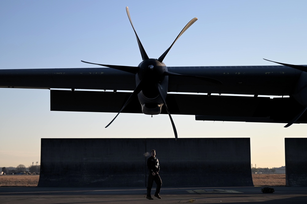 U.S, Japan perform large-scale airborne exercise