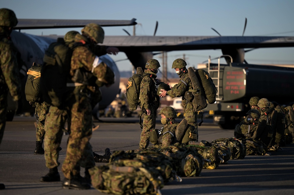 U.S, Japan perform large-scale airborne exercise