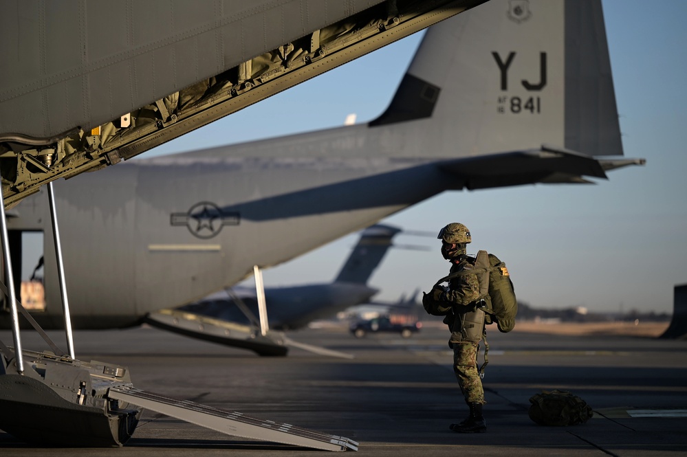 U.S, Japan perform large-scale airborne exercise