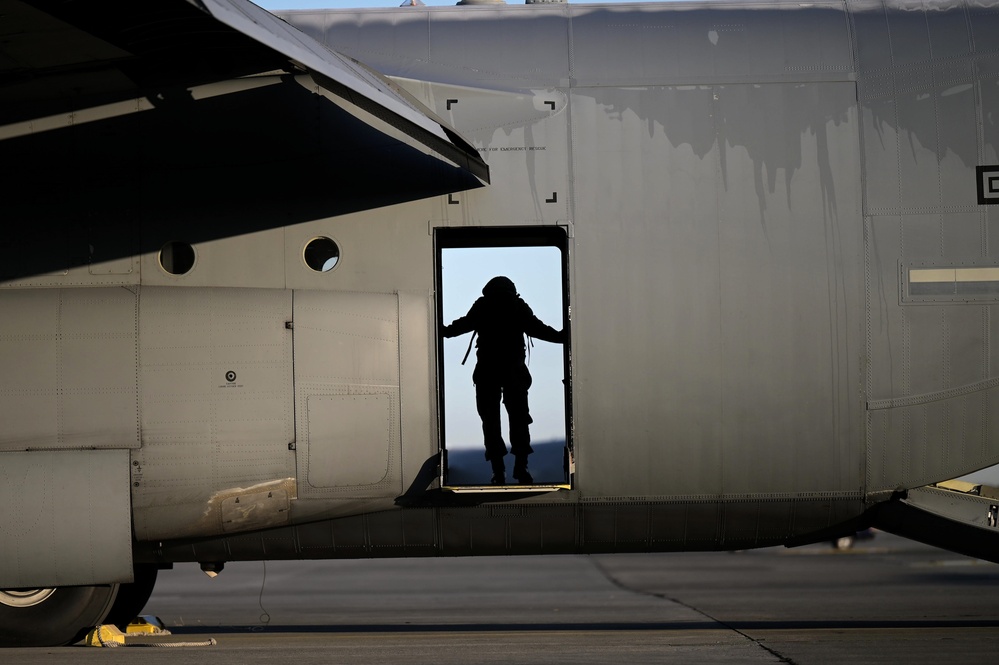 U.S, Japan perform large-scale airborne exercise