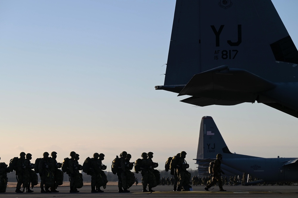 U.S, Japan perform large-scale airborne exercise